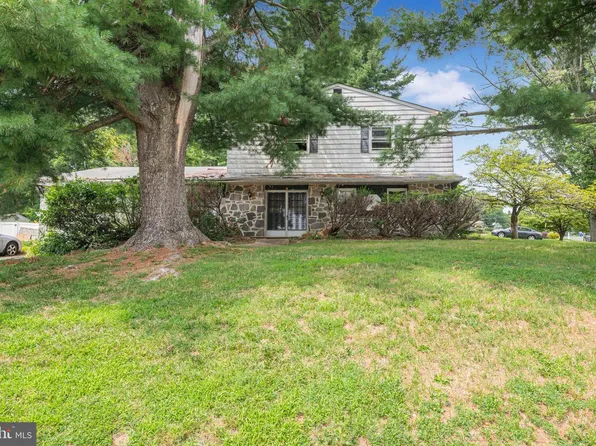 9096 Pine Rd, Philadelphia, PA 19115
