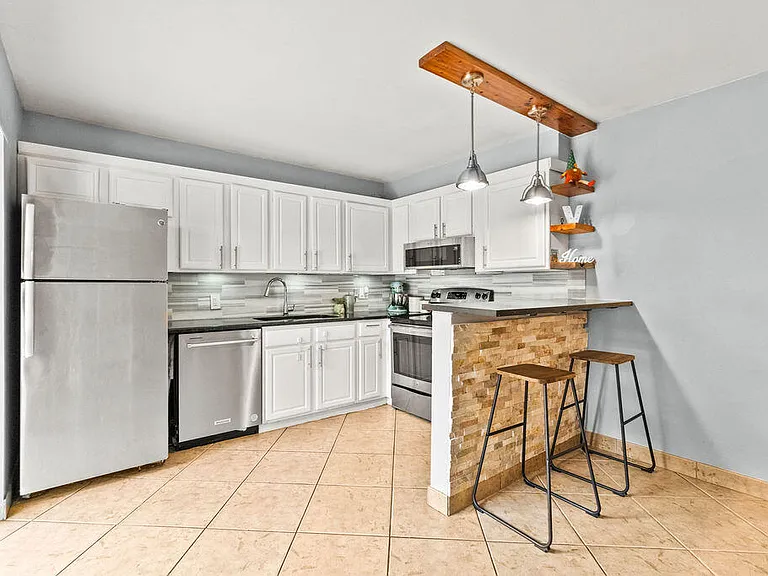 29 Lake Arbor Dr — Photo 2