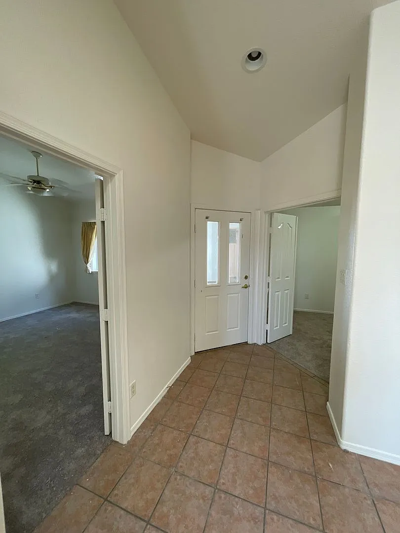 Three Bedroom Townhouse in GREAT location! — Photo 3