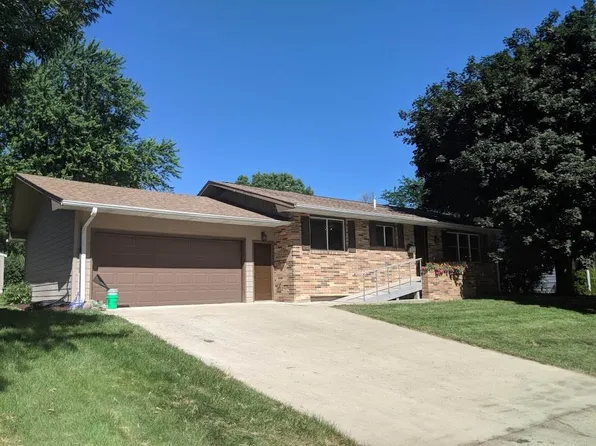 2005 Bradley St, Yankton, SD 57078