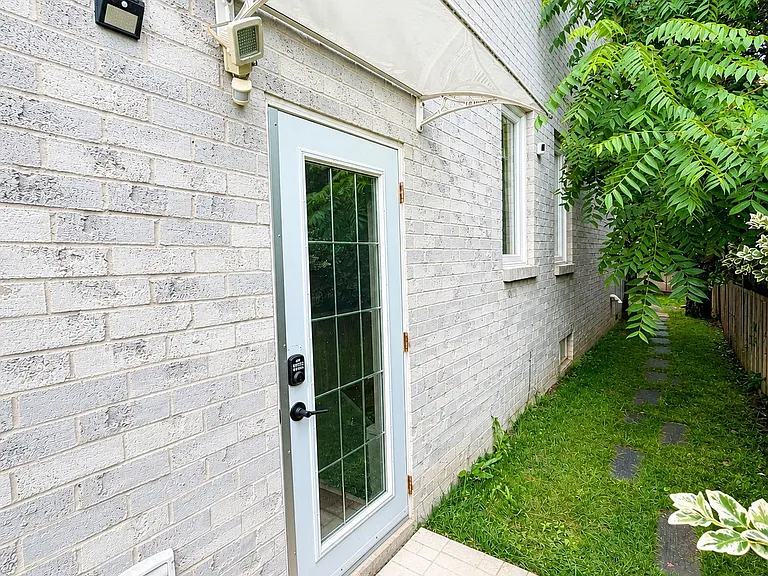 71 Avenue Rd — Photo 2