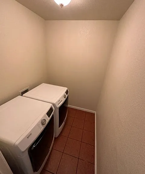Washer/dryer included