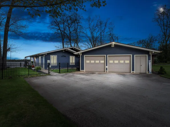 89513 Shorelane Dr, Lawton, MI 49065