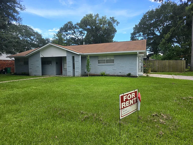 701 Chandler Dr — Photo 1