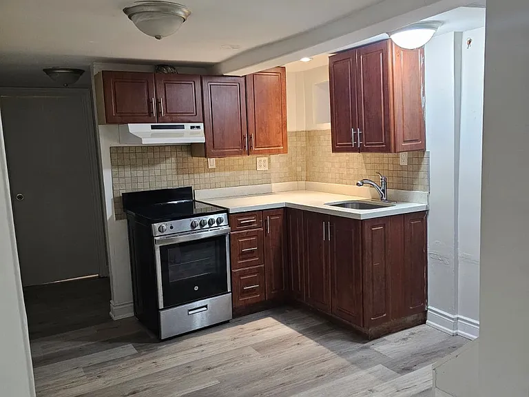 672 Jane St #LOWER LEVEL — Photo 12
