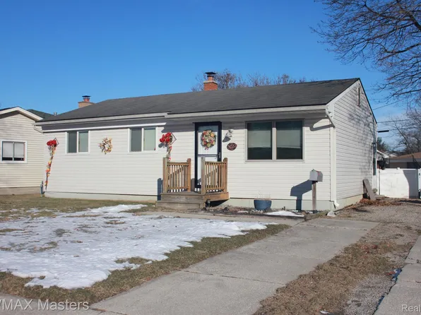 31723 Sweetbriar Dr, Rockwood, MI 48173