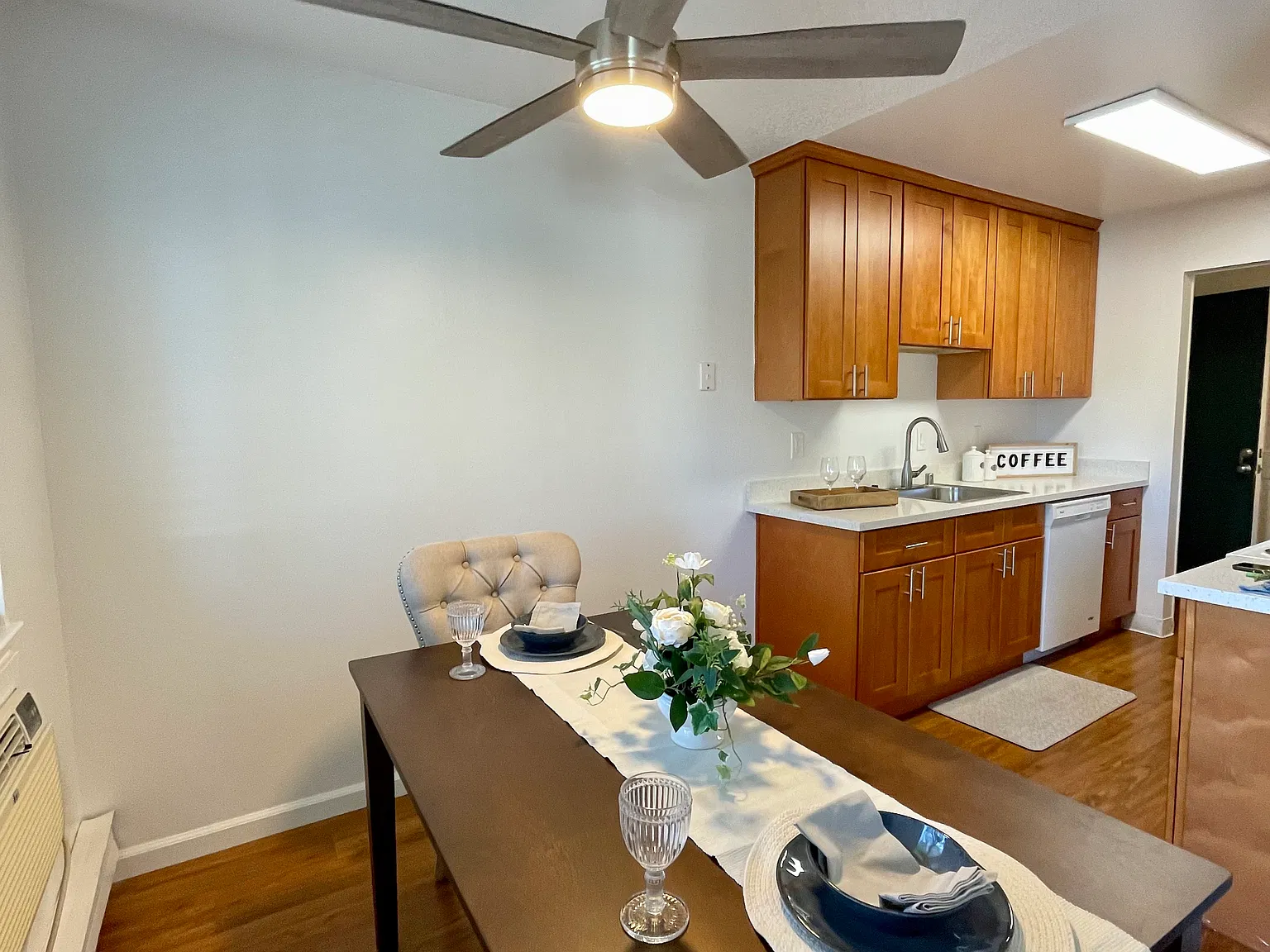 2 bed, 1.5 bath, 915 sqft, $2,995 — Photo 2