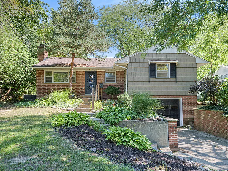 845 Mount Pleasant Ave — Photo 1