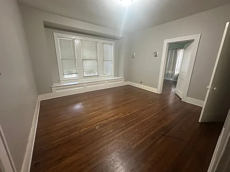 559 Gladstone Blvd — Photo 8