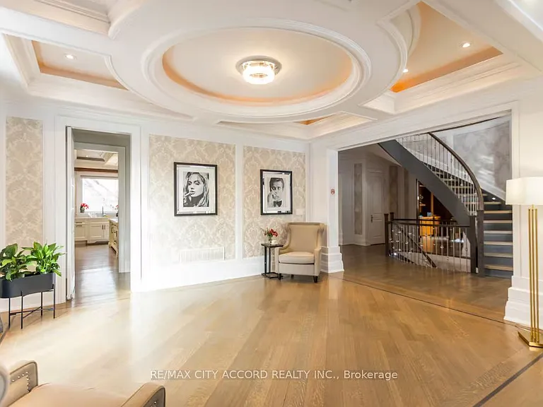 98 Upper Canada Dr — Photo 10