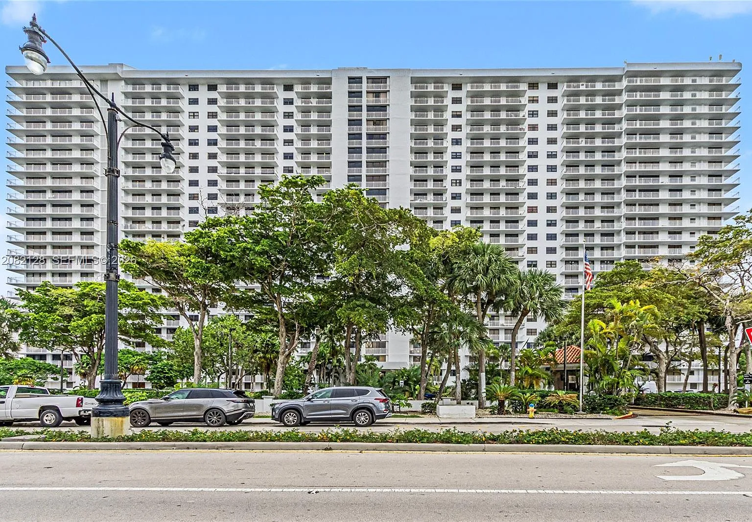 Winston Towers 600 Condo — Photo 1