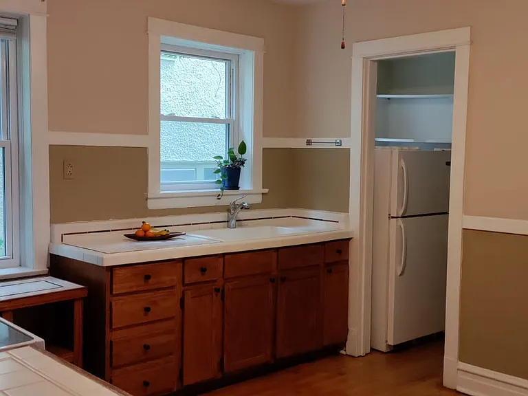 Kitchen - wider view w/electric stove and view into pantry