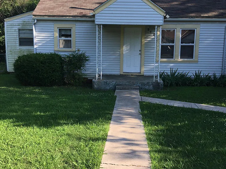 910 East Comanche