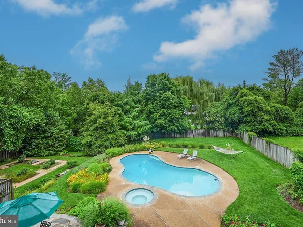 3917 Fessenden St NW, Washington, DC 20016