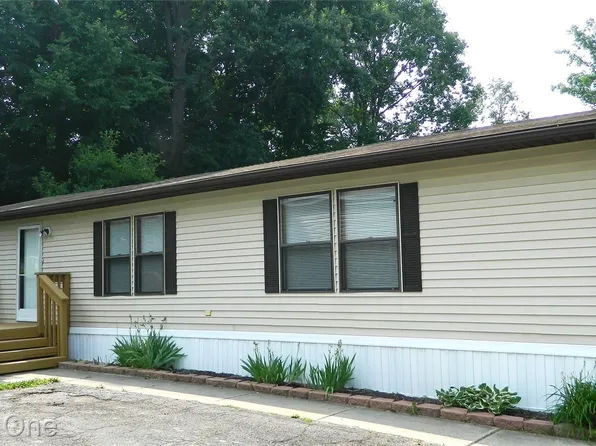555 Turquoise Dr, Whitmore Lake, MI 48189