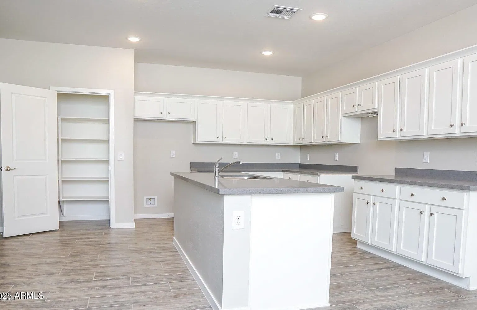 4 bed, 2.0 bath, 2010 sqft, $2,200 — Photo 2