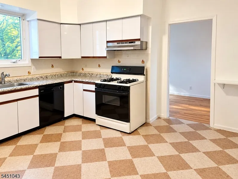 3 bed, 1.0 bath, $2,400 — Photo 4