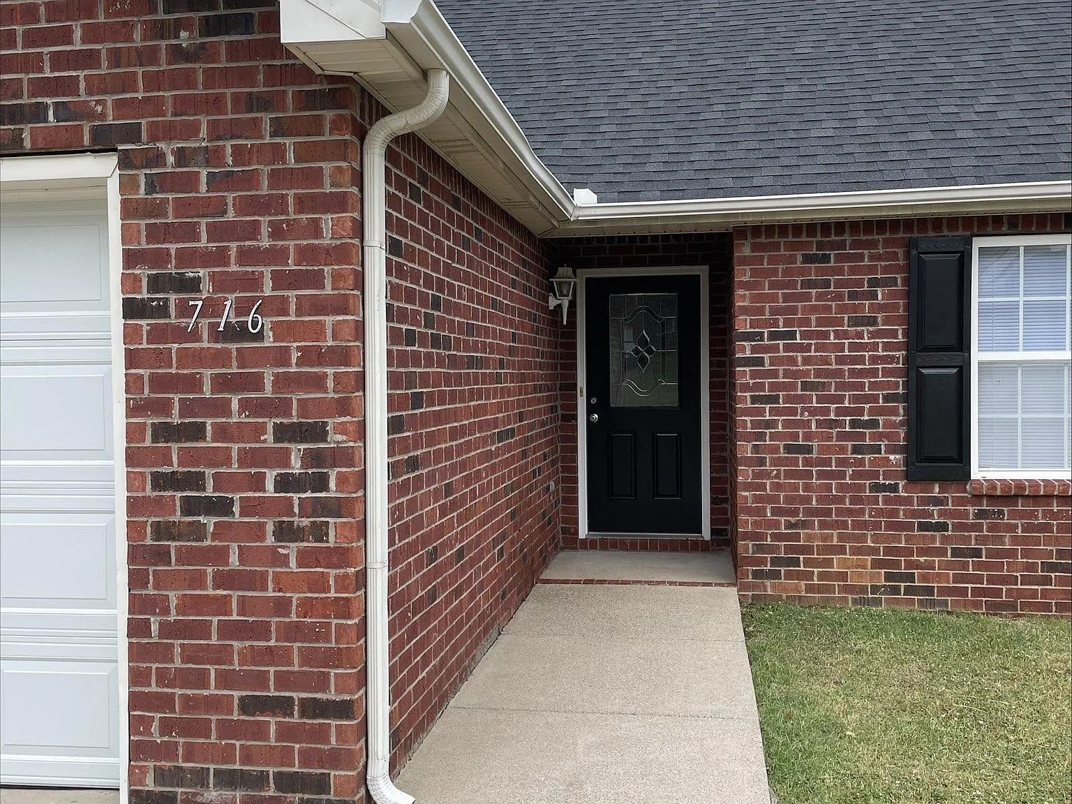 3 bed, 1376 sqft, $1,900 — Photo 2