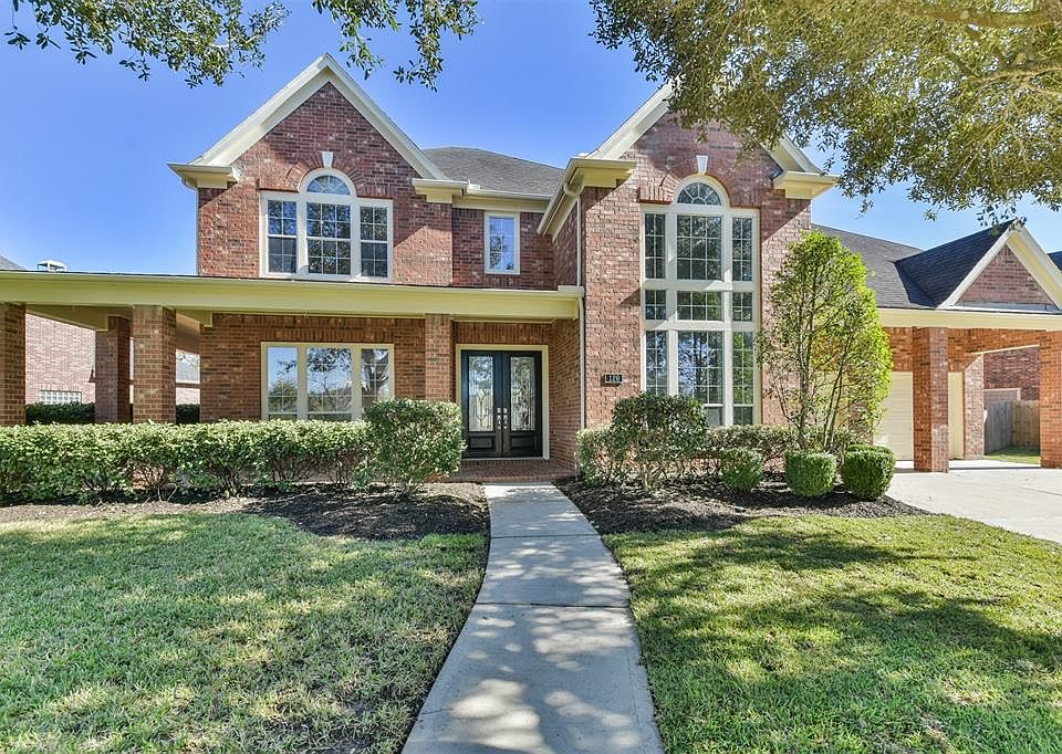 Welcome to 126 Water Bluff Ln in Richmond, TX!