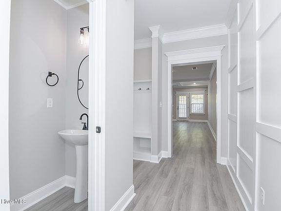 4th image of 1062 Linsmore Avenue