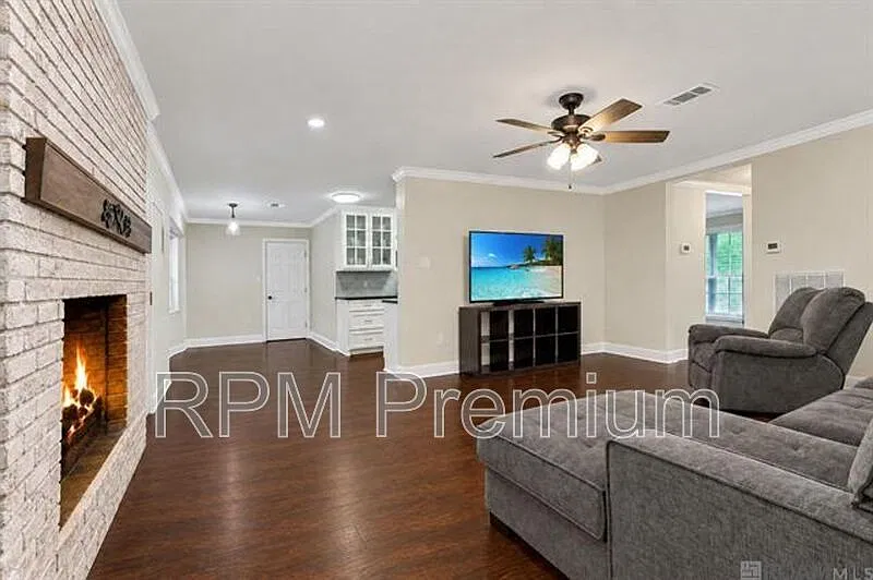 3 bed, 2.0 bath, 1876 sqft, $2,195 — Photo 3