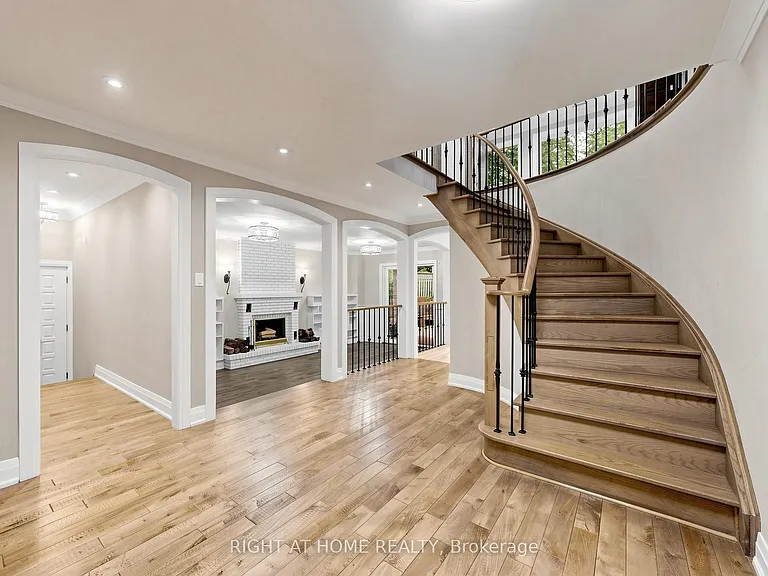 67 Bonnyview Dr — Photo 5