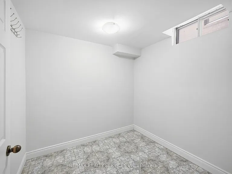 8 Deerpark Cres S #LOWER — Photo 14