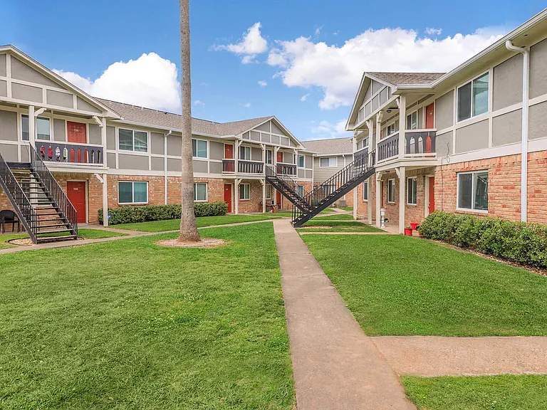 Castlewood Apartments — Photo 5
