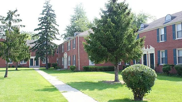 1 Oaks Ln #1 — Photo 1