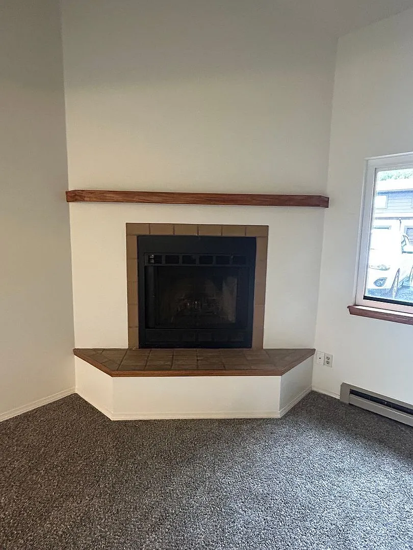 Village Seven Newly Updated All Electric $1500/Month 1 Bed/ 1 Bath Townhome — Photo 3