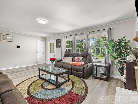 5th image of 2323 Hedgewood Cir