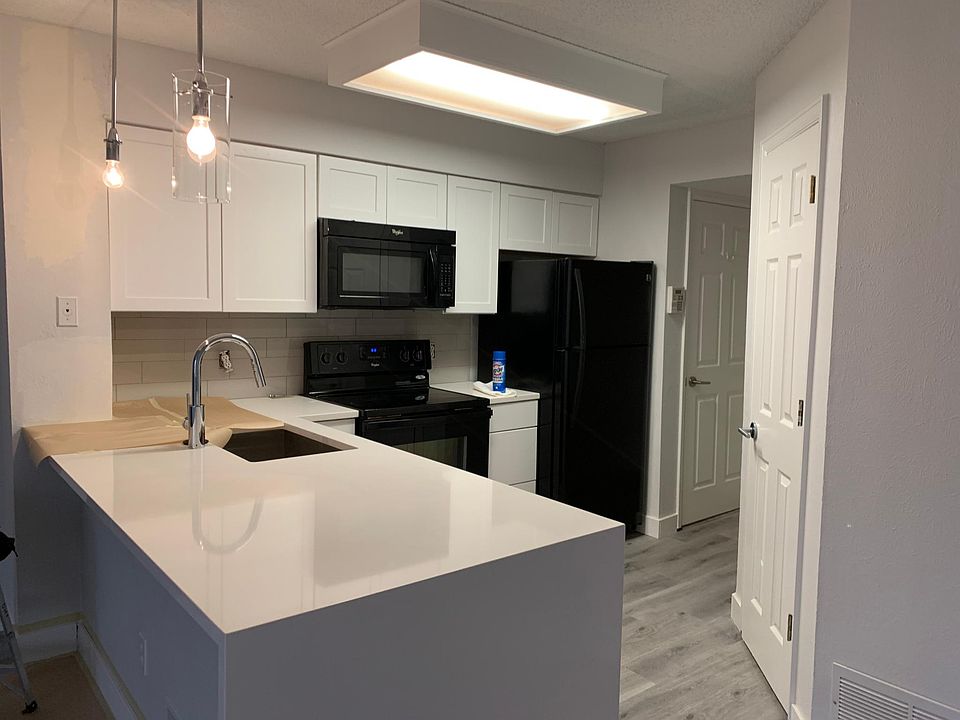 Updated Kitchen with new Cabinets & Quartz Countertops