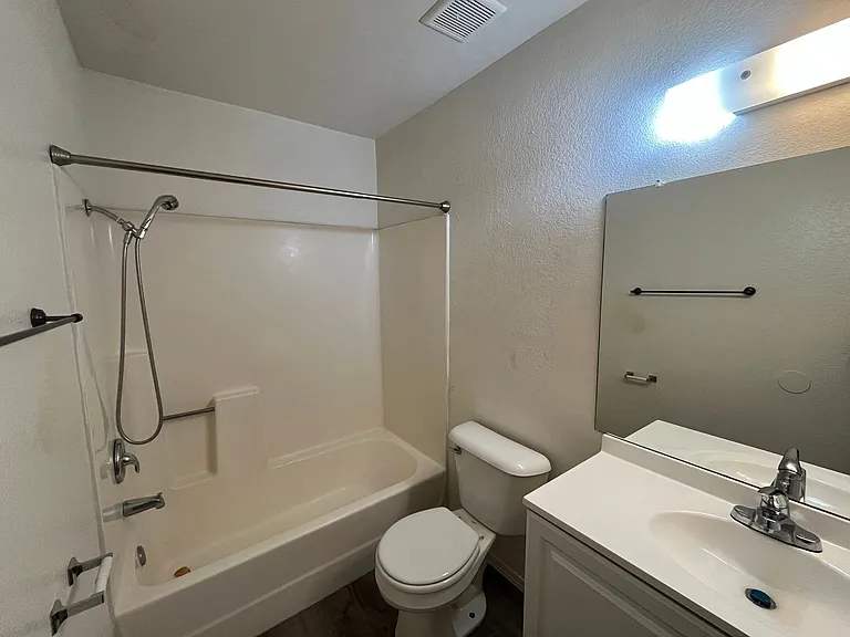 P032 — Photo 15
