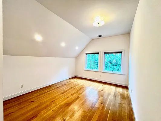 Rented by Mae Equities | media 19