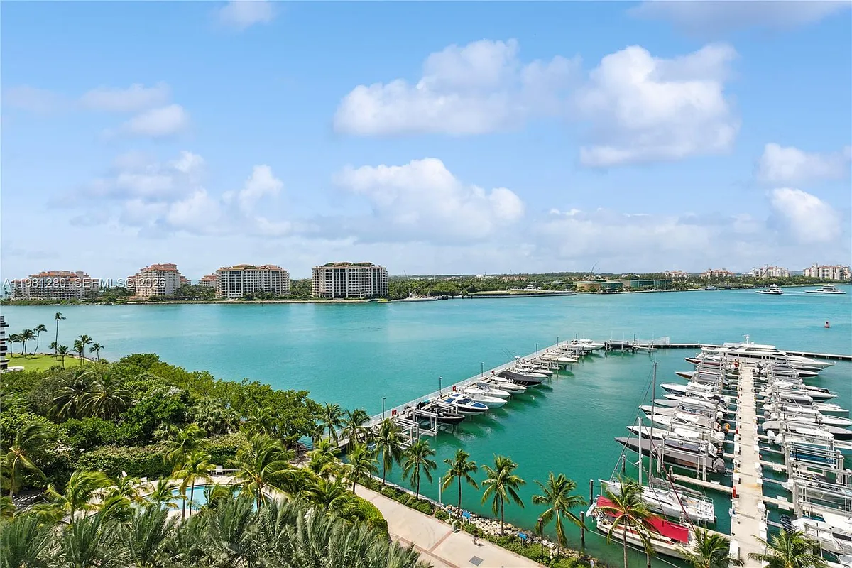 Building Photo - 1000 S Pointe Dr #904