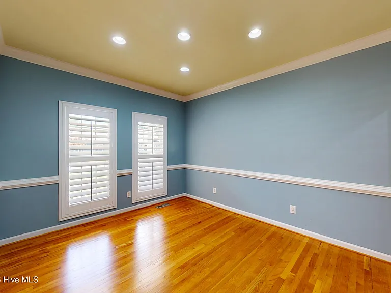 1140 Greenbriar Dr — Photo 6