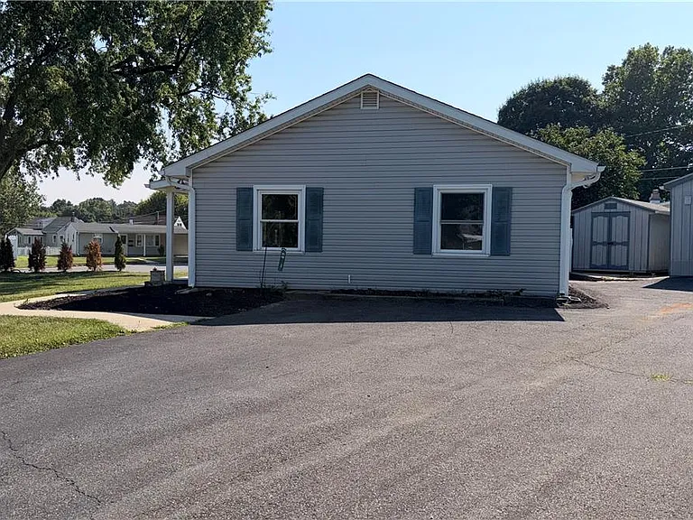 49 Seyfried Ave — Photo 28
