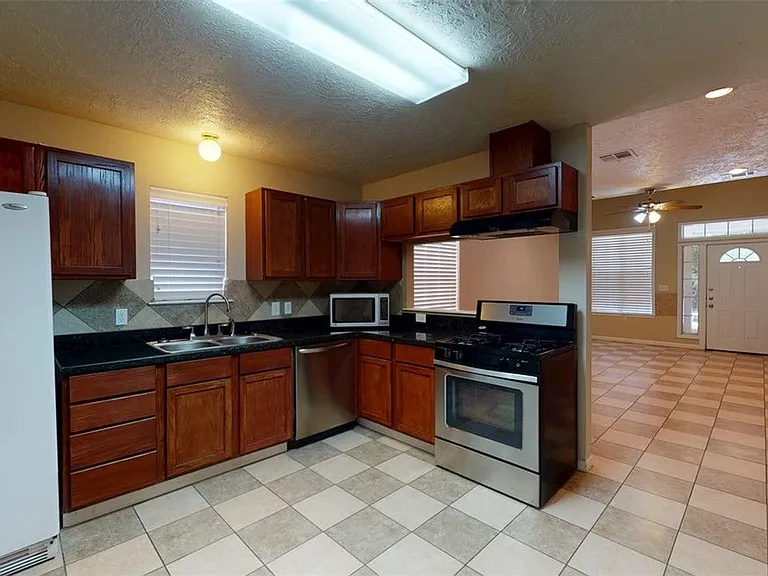 1724 Boardwalk Ct — Photo 6