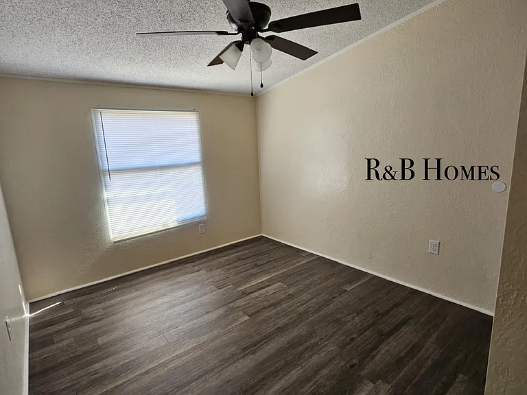 326 Johnston Dr — Photo 12