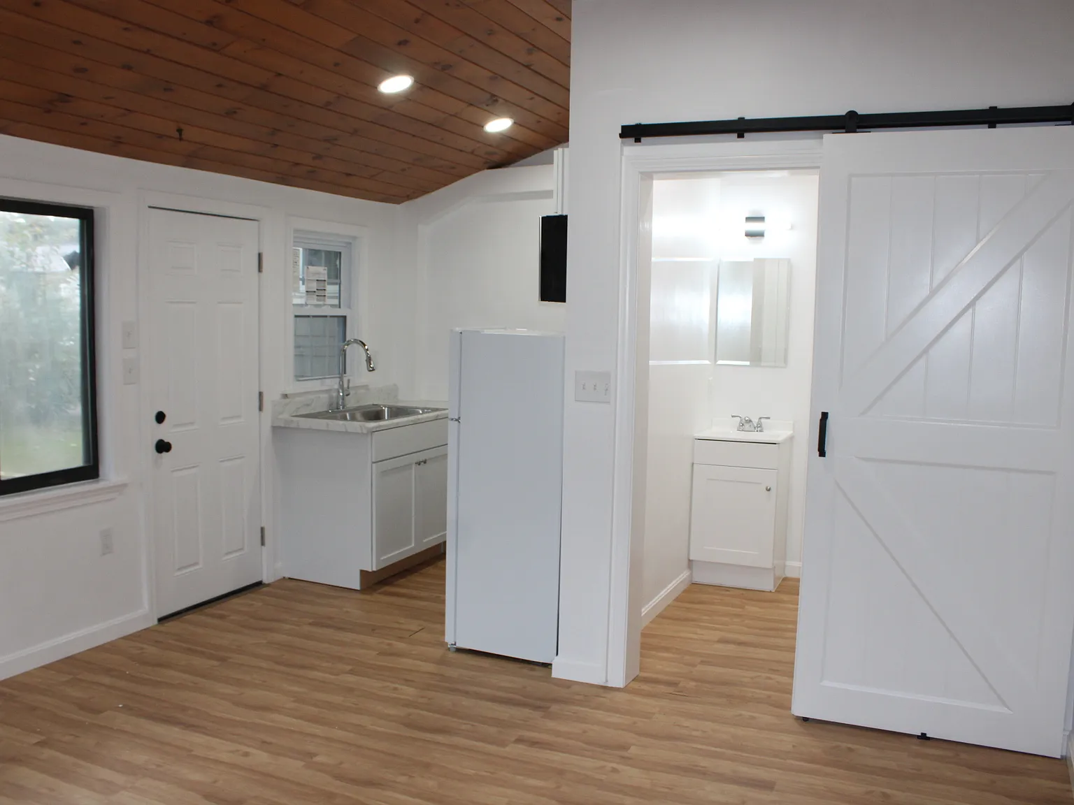 Studio, 300 sqft, $1,400 — Photo 2