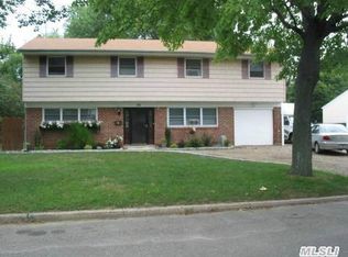 22 Hedgerow Ln, Commack, NY 11725