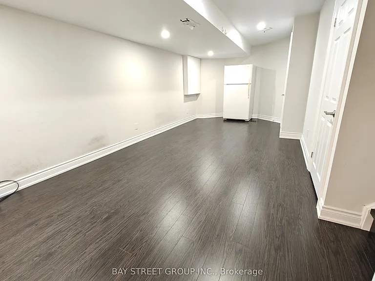 256 Glenashton Dr — Photo 21