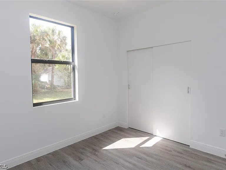 1217 Cellini St E — Photo 28