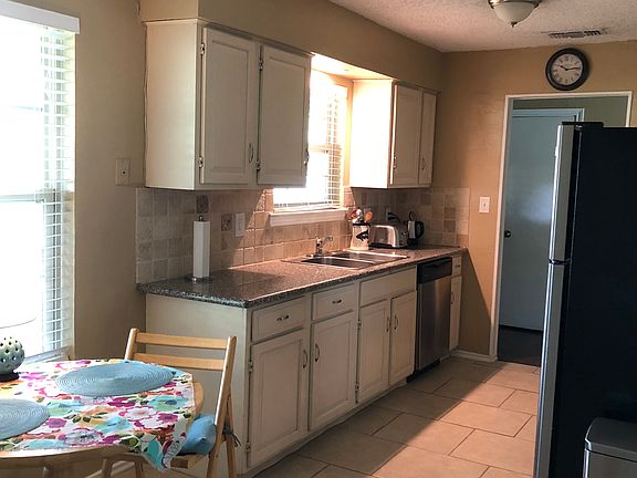 3rd image of 19 Amity Ln