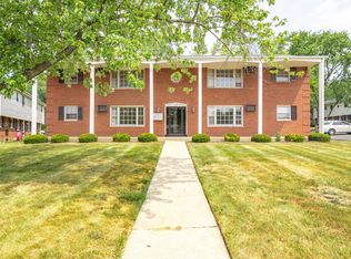 220 Longview Dr APT A, Geneva, IL 60134
