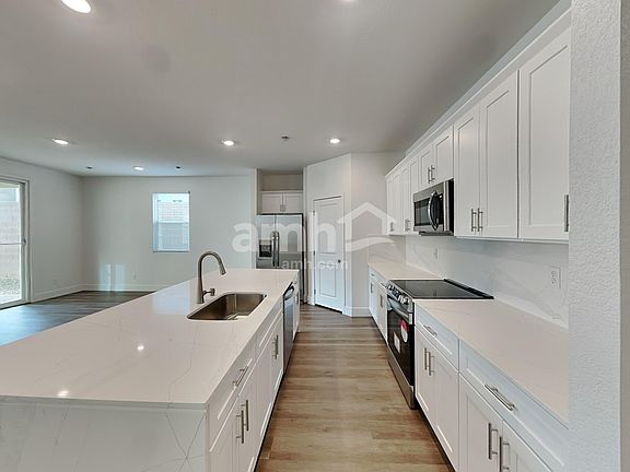 3rd image of 6449 Marthas Vineyard Ave