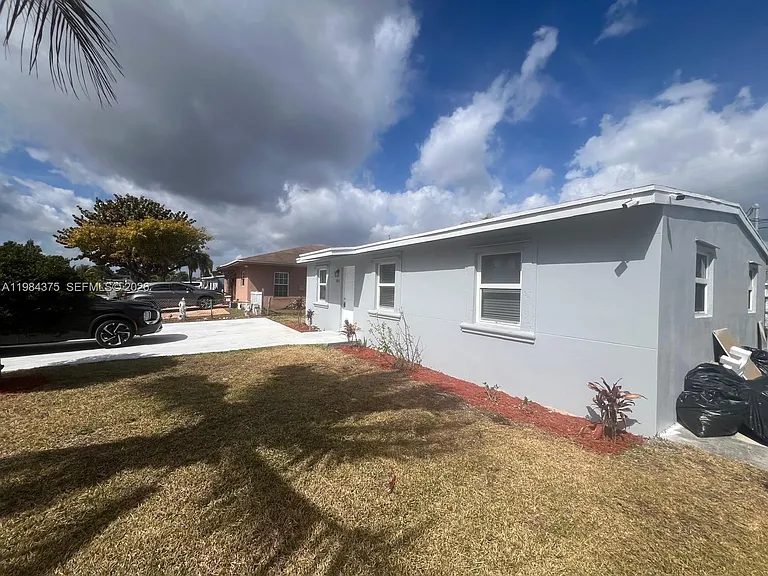 361 NW 16th St — Photo 11