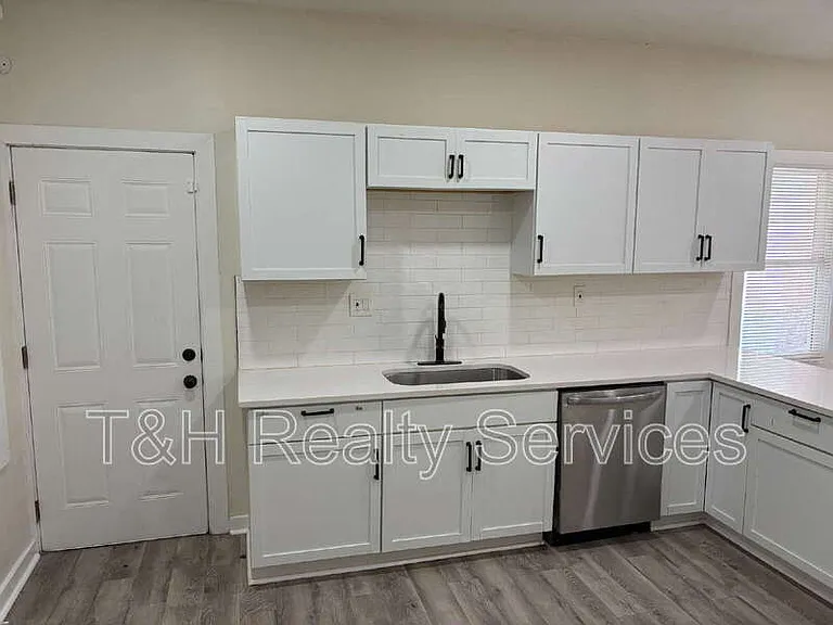 320 W 39th St — Photo 7