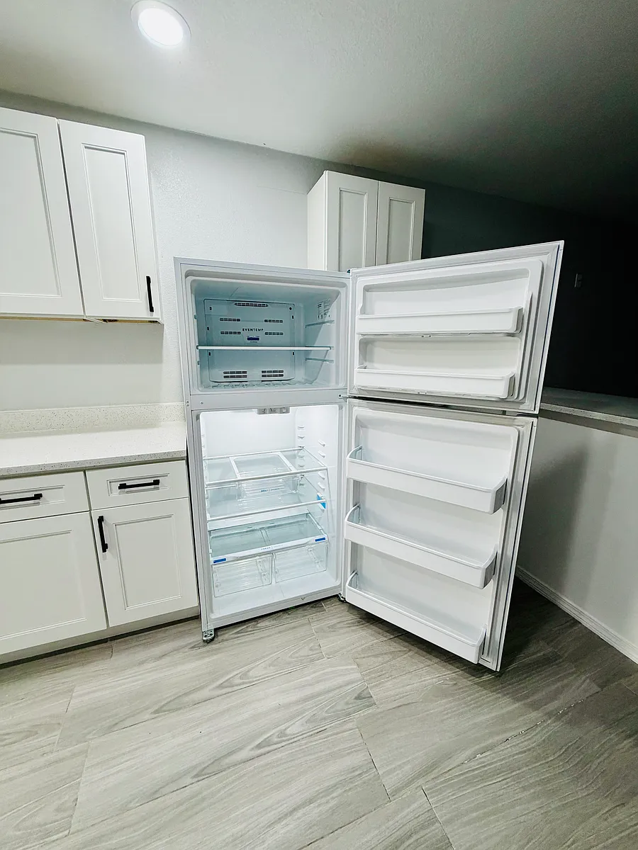 Building Photo - 6100 Isleta Blvd SW #3