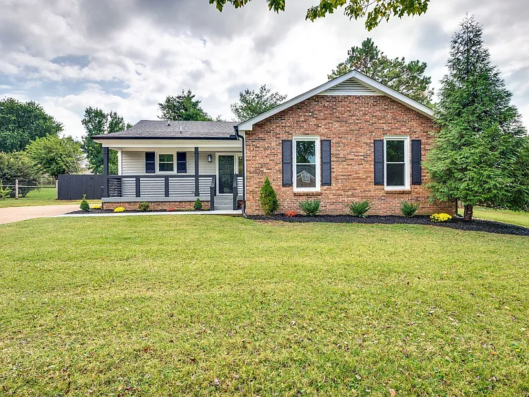 520 Riverview Dr — Photo 1